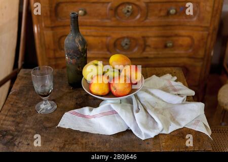 La vie de seuil avec des pommes et du vin dans la stdio de Cézanne à Aix-en-Provence Banque D'Images