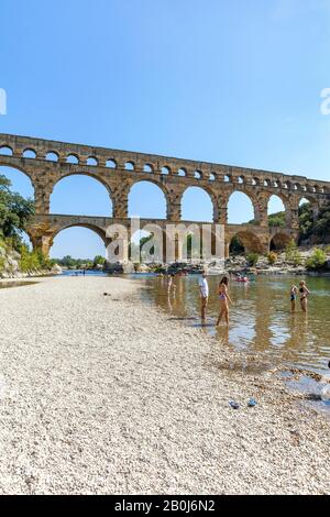 Vue sur l'ancien pont de l'aqueduc romain au Pont du Gard, France Banque D'Images