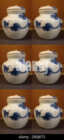 Pot avec Couvercle, Japon, 1820, Japon, porcelaine blanche décorée de bleu sous la glaçure (Hirado ware), H. 8 po. (20,3 cm), céramique Banque D'Images