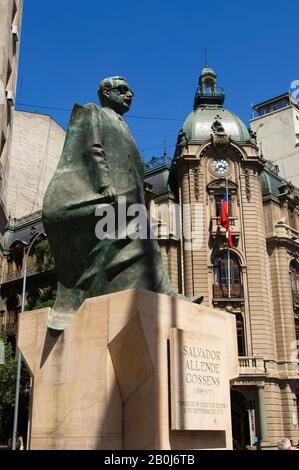 CHILI, SANTIAGO, CENTRE-VILLE, PLACE DU PALAIS DU GOUVERNEMENT, STATUE DE L'ANCIEN PRÉSIDENT ALLENDE Banque D'Images