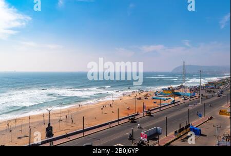 Vue sur la plage de Ramakrishna avec la route de la ville et la circulation de vizag City. Banque D'Images