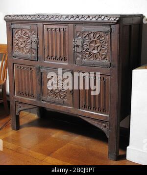 Cabinet ou Double Hutch, britannique, probablement du XIXe ou du XXe siècle (style du XVe siècle), britannique, Oak, 49 1/4 × 48 3/4 × 20 1/2 po. (125.1 × 123.8 × 52.1 cm), Meubles de bois Banque D'Images