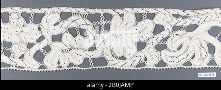 Fragment, italien, Milan, XVIIe siècle, italien, Milan, dentelle Bobbin, L. 14 x W. 3 3/4 pouces (35,6 x 9,5 cm), textiles-lacets Banque D'Images