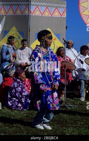 RUSSIE, RÉGION DE MAGADAN, CHUKOTSKIY, NOVOYE CHAPLINO, HUNTER'S FESTIVAL, UNE JEUNE FILLE INUITE DANSANT LA DANSE TRADITIONNELLE Banque D'Images