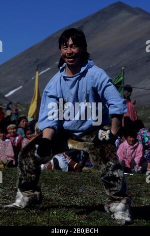 RUSSIE, RÉGION DE MAGADAN, CHUKOTSKIY, NOVOYE CHAPLINO, HUNTER'S FESTIVAL, HOMME INUIT PARTICIPANT À LA DANSE TRADITIONNELLE Banque D'Images