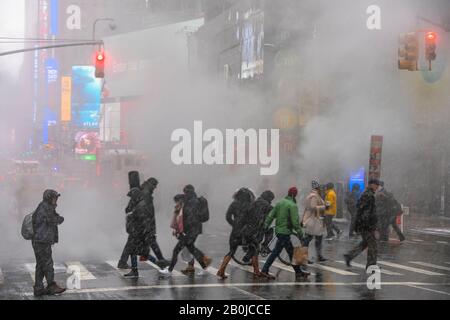 La vapeur monte et dévie au-dessus de l'Avenue parmi les bâtiments de Midtown Manhattan lors de la journée de neige autour De Times Square à New York City NY USA en janvier 2020. Banque D'Images