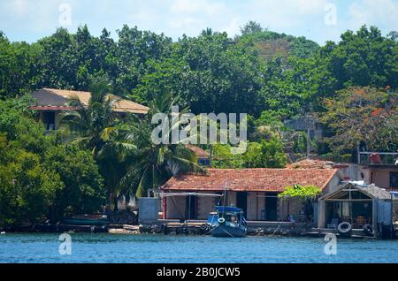 Maisons de pêcheurs à Pasacaballo, baie de Cienfuegos (sud de Cuba) Banque D'Images