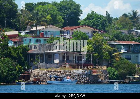 Maisons de pêcheurs à Pasacaballo, baie de Cienfuegos (sud de Cuba) Banque D'Images