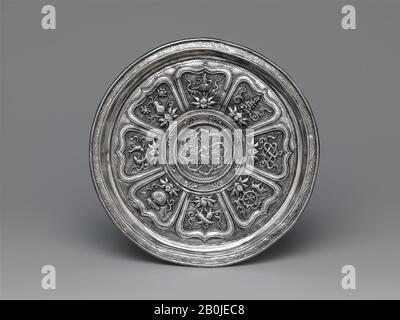 Stand de tasse avec Les Huit trésors bouddhistes, Chine, dynastie Yuan (1271–1368), Date XIVe siècle, Chine, argent avec décoration de repousté, H. 1/2 in. (1,3 cm) ; diamètre de la jante : (15,6 cm); diam. Du pied: 5 1/8 po. (13 cm), Métal Banque D'Images