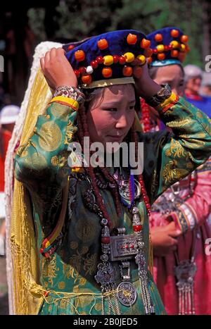 RUSSIE, SIBÉRIE, PRÈS D'ULAN UDE, PORTRAIT DE LA JEUNE FEMME EN ROBE TRADITIONNELLE DE BURYAT Banque D'Images