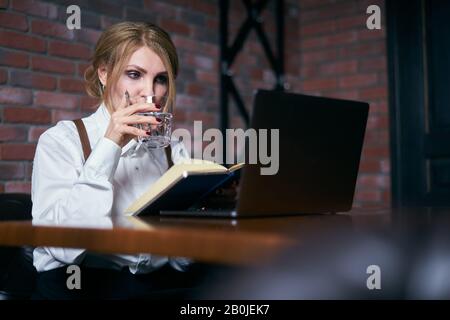 Femme senior attentive travaillant dans un café Banque D'Images