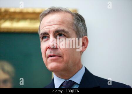 Mark Carney, le gouverneur de la Banque d'Angleterre à la galerie d'art Tate Britain de Londres alors que le nouveau billet de 20 livres entre en circulation le 20 février 2020. Banque D'Images