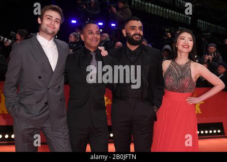 Berlin, Allemagne. 20 février 2020. 70ème Berlinale, gala d'ouverture : Douglas Booth (l-r), Yanic Truesdale, Hamza Haq et Xiao Sun lors de la cérémonie d'ouverture du Festival International du Film. La Berlinale ouvre le film « My Salinger Year ». Crédit: Britta Pedersen/dpa-zentralbild/dpa/Alay Live News Banque D'Images