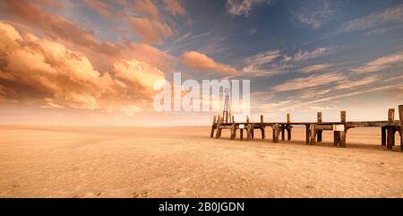 Un coucher de soleil à couper le souffle sur la plage de St Annes avec l'emblématique jetée en bois, et une belle formation de nuages dans le ciel chaud Banque D'Images