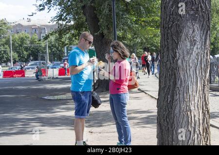 Un couple heureux à savourer de la glace. Chaleur estivale, glace rafraîchissante, copyspace. Banque D'Images