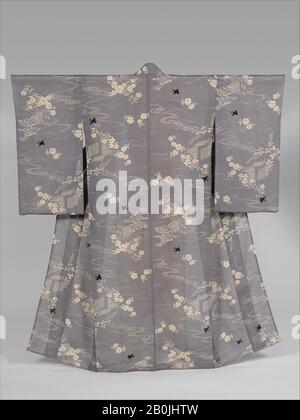 Kimono d'été avec Design of Plovers, Waves, Bellflowers chinois, Pinks, pins, Calèches, et Fences, Japon, fin Taishō (1912–1926) au début de la période de Shōwa (1926–1989), Date premier quart du XXe siècle, Japon, soie gaze; pâte-teinture, Dans L'Ensemble: 61 × 1/2 po. (156,2 × 132,1 cm), textiles-costumes Banque D'Images
