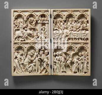 Diptyque avec scènes de la Passion du Christ, français, CA. 1350, Fabriqué en France, français, ivoire avec supports argentés, Total (ouvert) : 6 7/8 x 8 3/8 x 7/16 po. (17,5 x 21,3 x 1,1 cm), Hors Tout (fermé) : 6 7/8 x 4 1/8 x 7/8 po. (17,5 x 10,5 x 2,2 cm), Ivories Banque D'Images