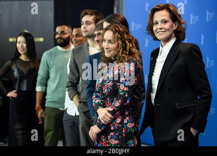 Berlin, Allemagne. 20 février 2020. 70ème Berlinale, Photocall, Berlinale Special Gala, Photocall pour le film 'My Salinger Year Xiao Sun (l-r), actrice, Hamza Haq, acteur, Yanic Truesdale, acteur, Douglas Booth, Philippe Falardeau, réalisateur, Joanna Rakoff, auteur et actrice Sigourney Weaver, actrice. Le Festival International du Film a lieu du 20.02 au 01.03.2020. Crédit: Britta Pedersen/dpa-Zentralbild/ZB/dpa/Alay Live News Banque D'Images