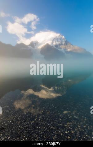 Un matin brumeux depuis la rive du lac Berg, en face de Hargreaves Shelter, Mt. La hauteur vertiginante de Robson est de loin, dans le parc provincial du Mont Robson, en Colombie-Britannique Banque D'Images