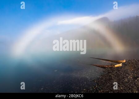 Fogbow sur la rive du lac Berg, devant le refuge Hargreaves, dans le parc provincial du Mont Robson, Colombie-Britannique, Canada Banque D'Images