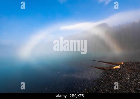 Fogbow sur la rive du lac Berg, devant le refuge Hargreaves, dans le parc provincial du Mont Robson, Colombie-Britannique, Canada Banque D'Images