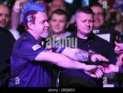 Motorpoint Stadium, Cardiff, Glamourgan, Royaume-Uni. 20 février 2020. Professional Darts Corporation, Unibet Premier League Cardiff; Peter Wright Lors De Sa Promenade Sur Le Crédit: Action Plus Sports/Alay Live News Banque D'Images