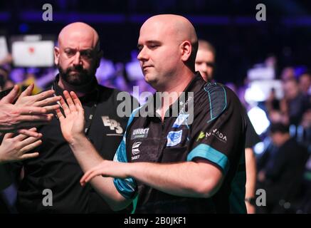 Motorpoint Stadium, Cardiff, Glamourgan, Royaume-Uni. 20 février 2020. Professional Darts Corporation, Unibet Premier League Cardiff; Rob Cross Lors De Sa Promenade Sur Le Crédit: Action Plus Sports/Alay Live News Banque D'Images