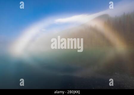 Fogbow sur la rive du lac Berg, devant le refuge Hargreaves, dans le parc provincial du Mont Robson, Colombie-Britannique, Canada Banque D'Images