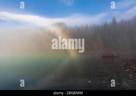 Fogbow sur la rive du lac Berg, devant le refuge Hargreaves, dans le parc provincial du Mont Robson, Colombie-Britannique, Canada Banque D'Images