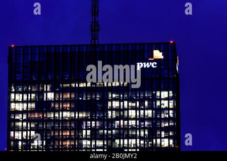 Wien, Vienne : DC Tower 1, top, logo pwc en 22. Donaustadt, Wien, Autriche Banque D'Images