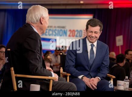 Las Vegas, Nevada, États-Unis. 19 février 2020. L'ancien South Bend, AU maire PETE BUTTIGIEG, est assis pour une entrevue avec CHRIS MATTHEWS dans la salle de spin après le Débat démocratique NBC News. Crédit: Brian Cahn/Zuma Wire/Alay Live News Banque D'Images