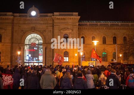 Magdeburg, Allemagne. 20 février 2020. Les manifestants se tiennent avec des drapeaux rouges devant la gare principale. Plusieurs centaines de personnes se sont rassemblées là pour manifester contre le fascisme. Crédit: Klaus-Dietmar Gabbert/Dpa-Zentralbild/Dpa/Alay Live News Banque D'Images