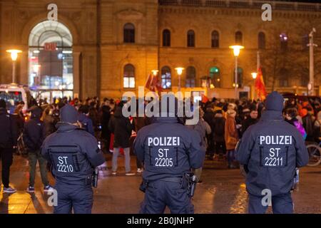 Magdeburg, Allemagne. 20 février 2020. Les flics sont au bord d'une réunion. Devant la gare centrale, plusieurs centaines de personnes ont manifesté contre le fascisme. Crédit: Klaus-Dietmar Gabbert/Dpa-Zentralbild/Dpa/Alay Live News Banque D'Images