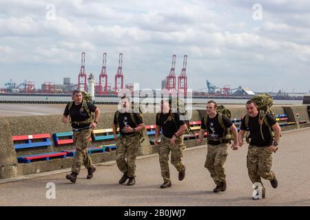 33 Squadron de signal membres de l'armée territoriale à la fin de la course du tunnel Mersey de 2019, New Brighton. Banque D'Images