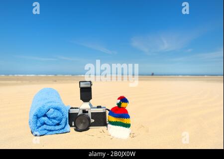 Vacances avec photo appareil photo et serviette à la plage de l'île néerlandaise Terschelling Banque D'Images