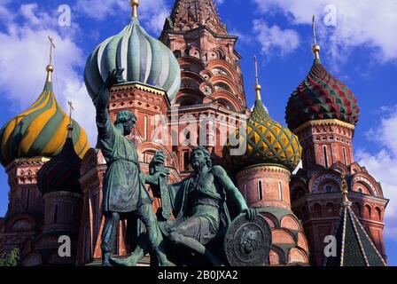 RUSSIE, MOSCOU, PLACE ROUGE CATHÉDRALE ST BASIL, MONUMENT KUZMA MININ ET DMITRY POZHARSKY Banque D'Images