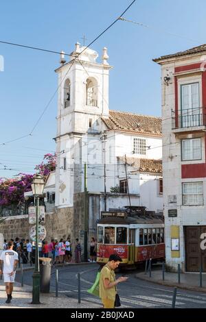 Les touristes et le tramway traditionnel en face de l'église Igreja de Santa Luzia à Largo das Portas do sol dans le quartier d'Alfama dans le centre-ville de Lisbonne. Banque D'Images