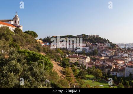 Convento da Graca, le château de Sao Jorge (Château Saint George, Castelo de Sao Jorge) et les vieux bâtiments du quartier historique d'Alfama dans le centre-ville de Lisbonne Banque D'Images