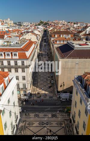 Rua Augusta, célèbre rue piétonne du centre-ville de Lisbonne, Portugal. Vue de dessus sur une journée ensoleillée. Banque D'Images