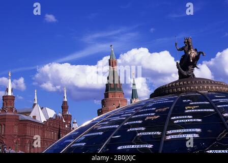 RUSSIE, MOSCOU, MANEZHNAYA PLOSCHAD (PLACE MENAGE), FONTAINE, KREMLIN EN ARRIÈRE-PLAN Banque D'Images