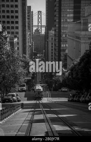Tramways de San Francisco vers le port Banque D'Images
