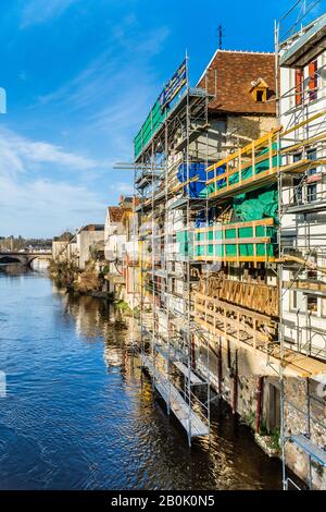 Échafaudage modulaire "Altrad" sur l'arrière des maisons rénovées au-dessus du large fleuve - Argenton-sur-Creuse, Indre, France. Banque D'Images