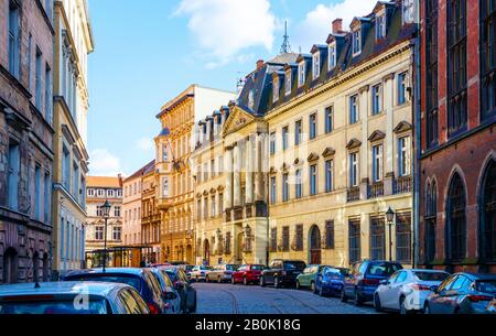 Vue sur la rue Karola Szajnochy et le palais Wallenberg-Pachaly par une journée ensoleillée. Wroclaw, Pologne. Banque D'Images