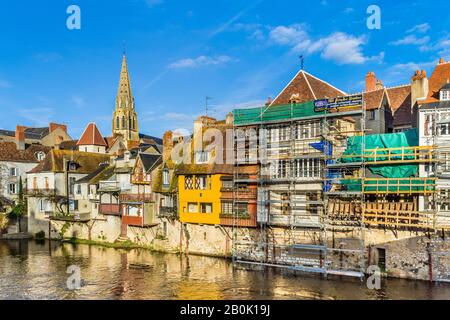 Échafaudage modulaire "Altrad" sur l'arrière des maisons rénovées au-dessus du large fleuve - Argenton-sur-Creuse, Indre, France. Banque D'Images