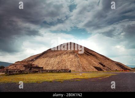 Célèbres pyramides mexicaines, avenue des morts, ruines historiques d'Aztec, visite des pyramides du Soleil et de la Lune à Teotihuacan Banque D'Images