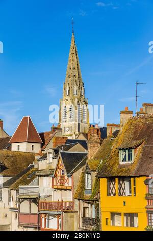 Toits et clocher de l'église, Argenton-sur-Creuse, Indre, France. Banque D'Images