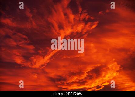 NUAGES STRATUS, COUCHER DE SOLEIL Banque D'Images