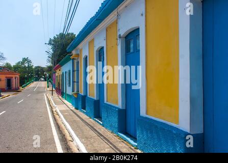 Rue colorée et maisons de style colonial de la ville de Cocorote, au Venezuela Banque D'Images