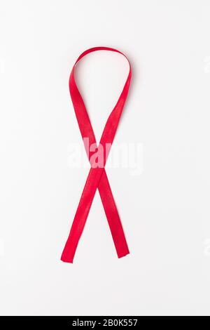 Sida ruban rouge sur fond blanc. Banque D'Images