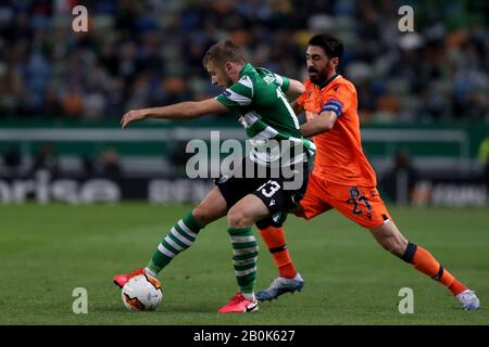 Lisbonne, Portugal. 20 février 2020. Stefan Ristovski de Sporting CP (L) vies avec Mahmut Tekdemir d'Istanbul Basaksehir pendant la ronde de 32 matchs de football de première jambe de l'UEFA Europa League entre Sporting CP et Istanbul Basaksehir au stade Alvalade à Lisbonne, Portugal, le 20 février 2020. Crédit: Pedro Fiuza/Zuma Wire/Alay Live News Banque D'Images